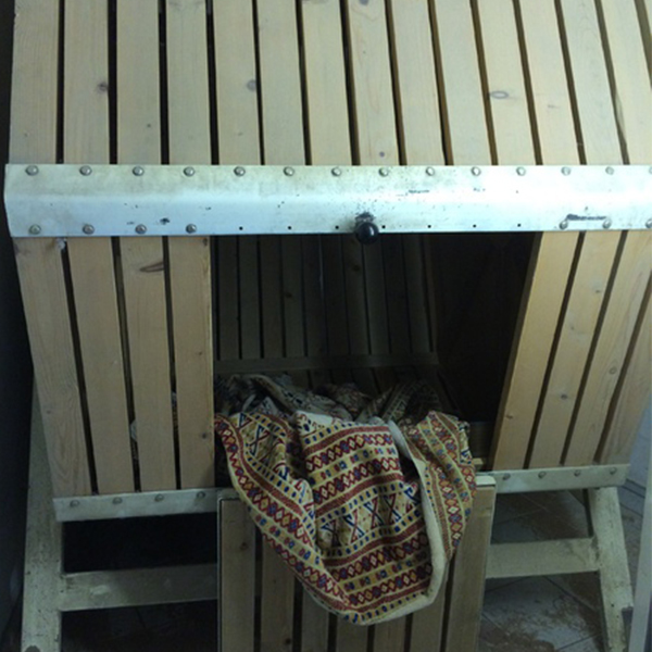 Holzkiste mit eingelegtem Teppich