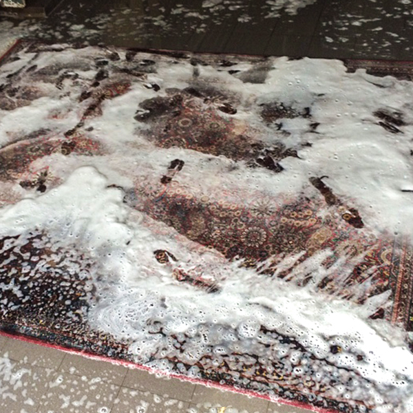 Nasser Teppich mit Schaum